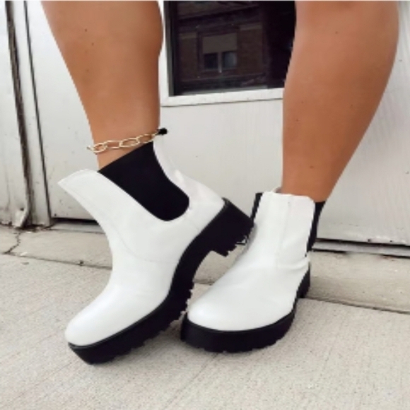 Dirty Laundry Shoes - Dirty Laundry White and Black Midcalf Women's Chunky Boots size: 8
